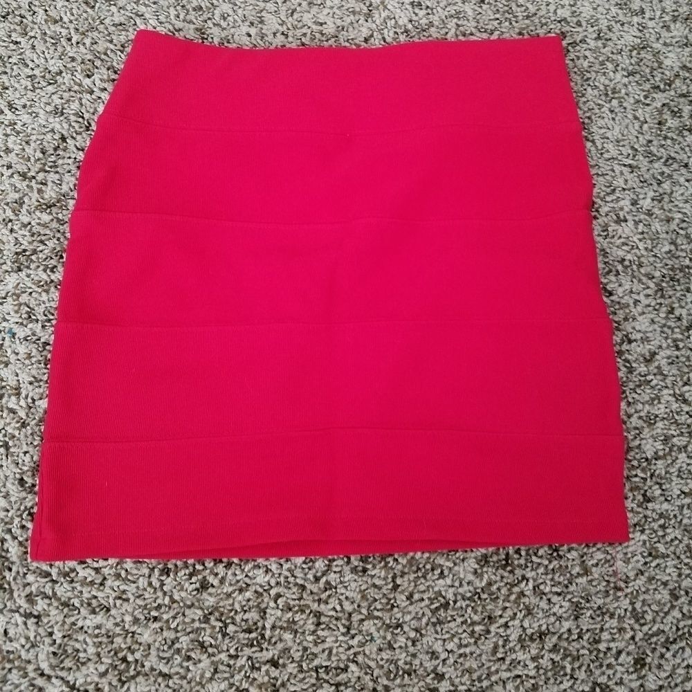 Forever 21 Women's Red Rear Zip Pencil Skirt Size Small Slim Fit Office Wear